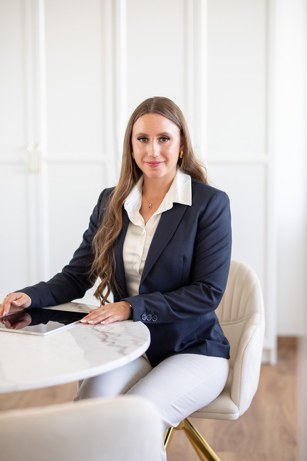Frau Natalie Vogelgesang am Tisch mit Tablet