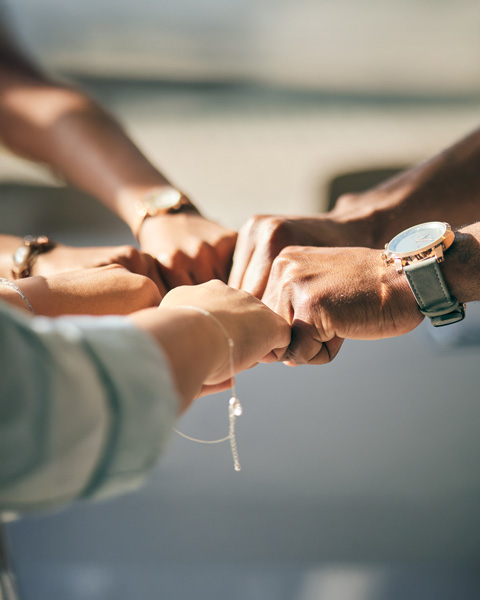 Mehrere Fäuste aneinandergehalten